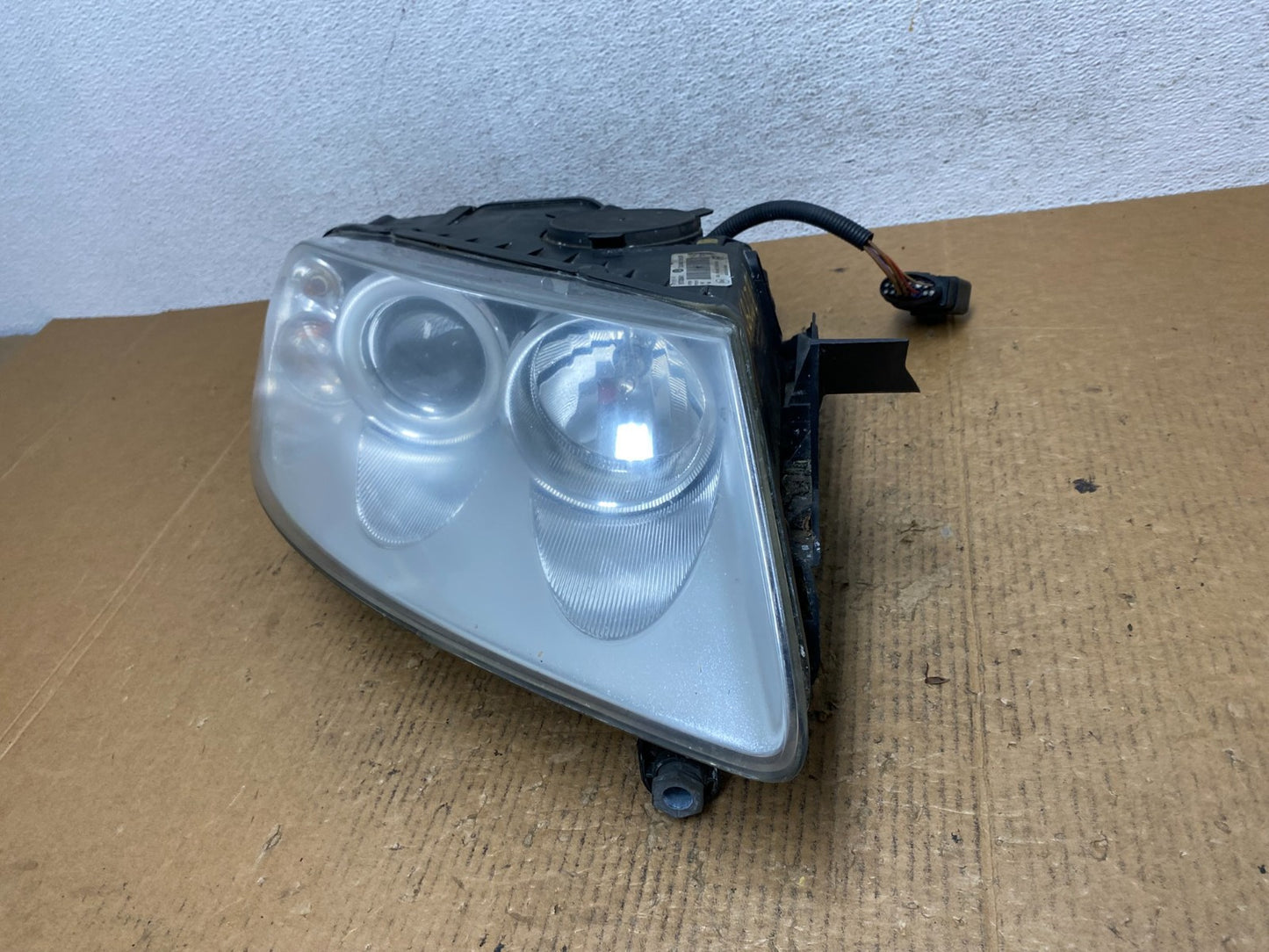 2004 to 2007 Volkswagen Touareg Right Passenger Halogen Headlight AE2785 DW1