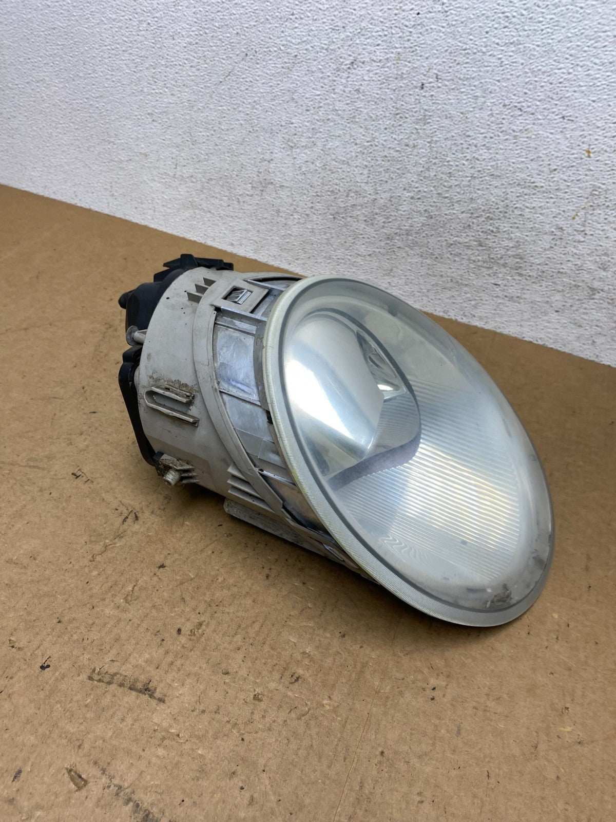 1998 to 2005 Volkswagen Beetle Right Passenger Side Headlight AE4826 DW2