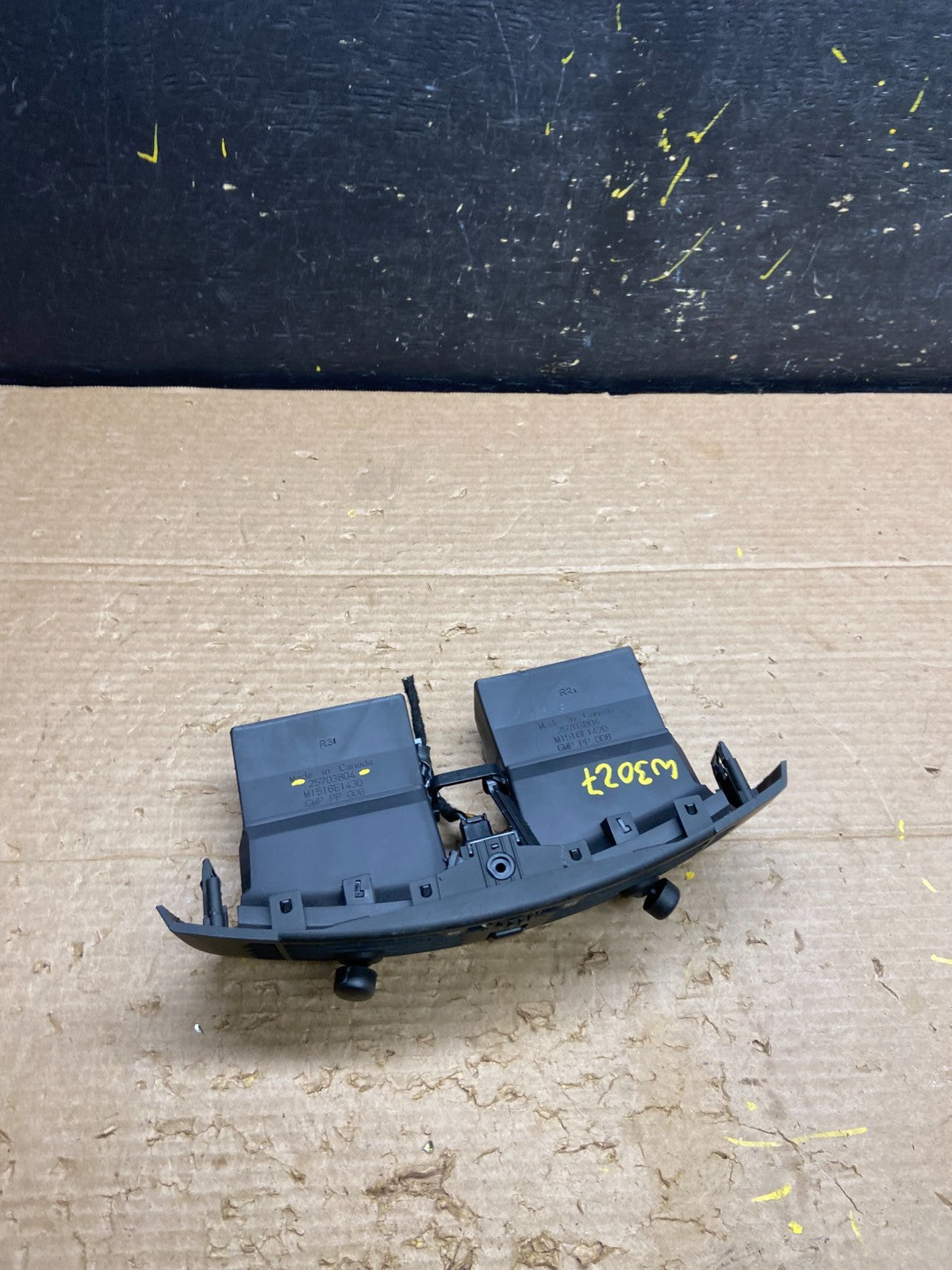 2004 to 2009 Cadillac SRX Front Center Dash A/C Air Vent W3027 DG4