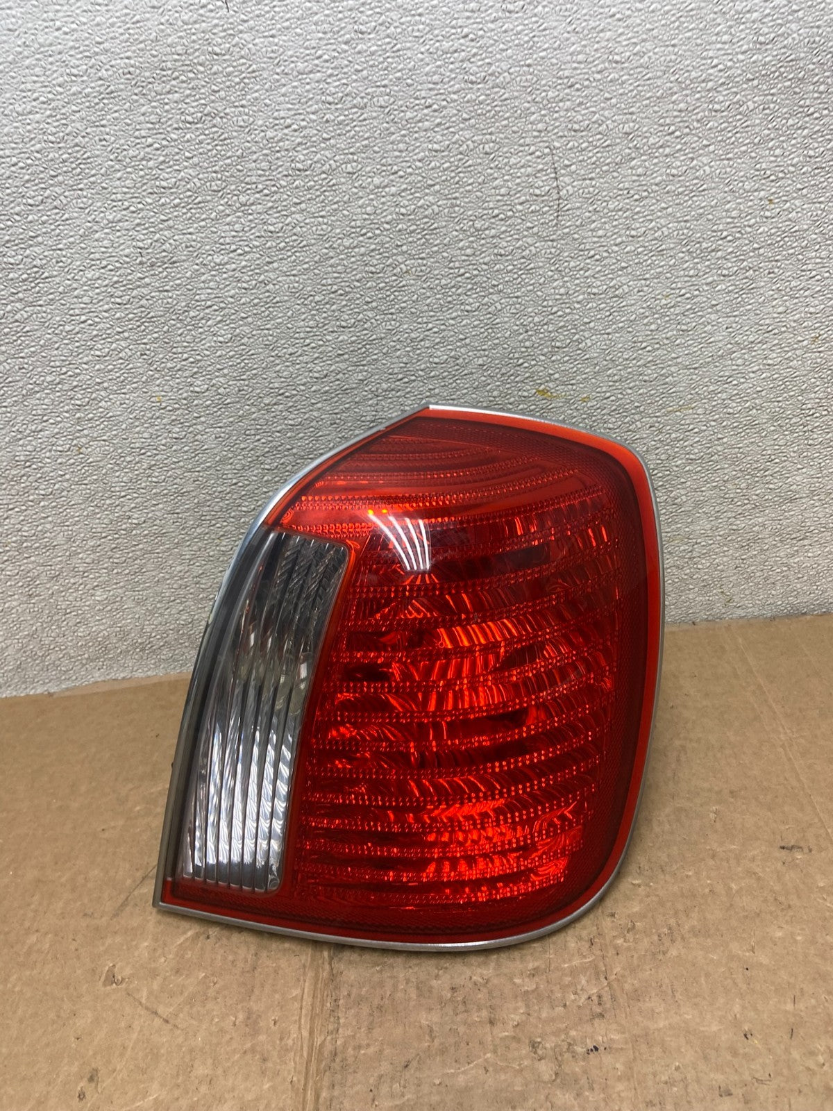 2004 to 2005 Hyundai XG350 Passenger Right Side Tail Light AA1510 PS0