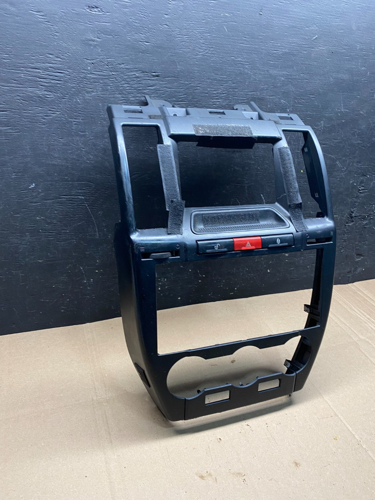 2008 - 2012 Land Rover LR2 OEM Center Radio Climate Dash Air Vent Bezel R8714 DG2
