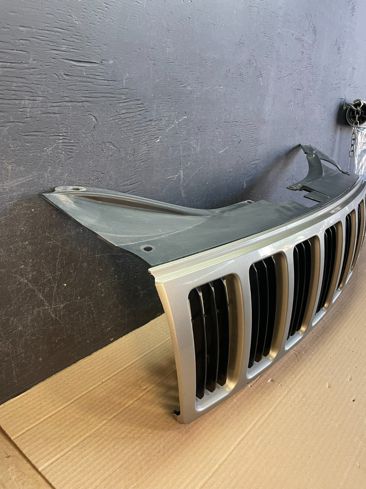 2005 2006 2007 Jeep Grand Cherokee Front Upper Grill Grille AE8662 DW2