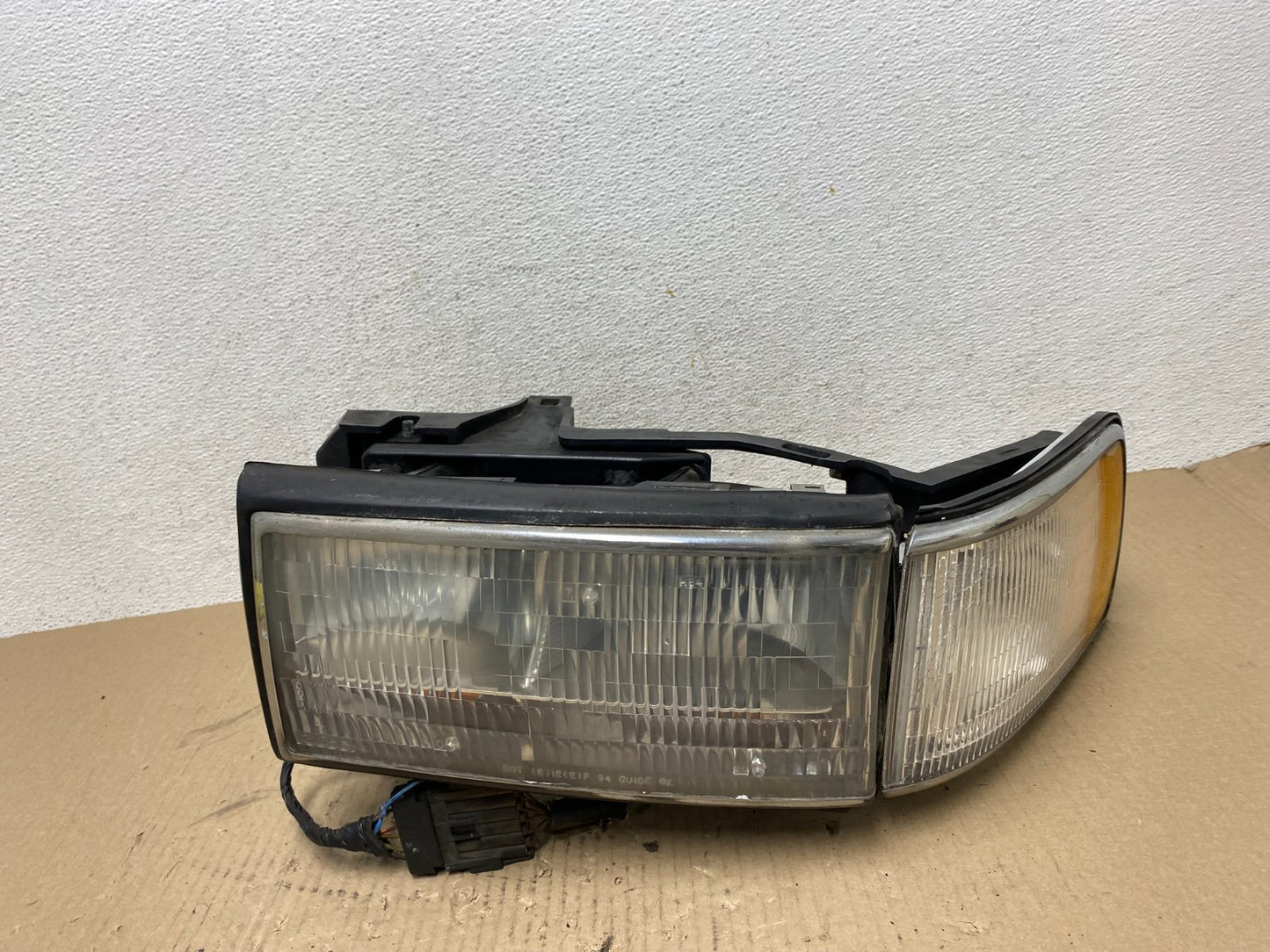 1994 1995 1996 Cadillac Deville Left Driver LH Headlight + Turn Signal AE7030 DW0