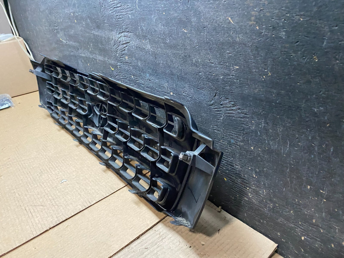 2001 to 2003 Toyota Highlander Front Upper Grille Grill With Emblem V6961 DG7
