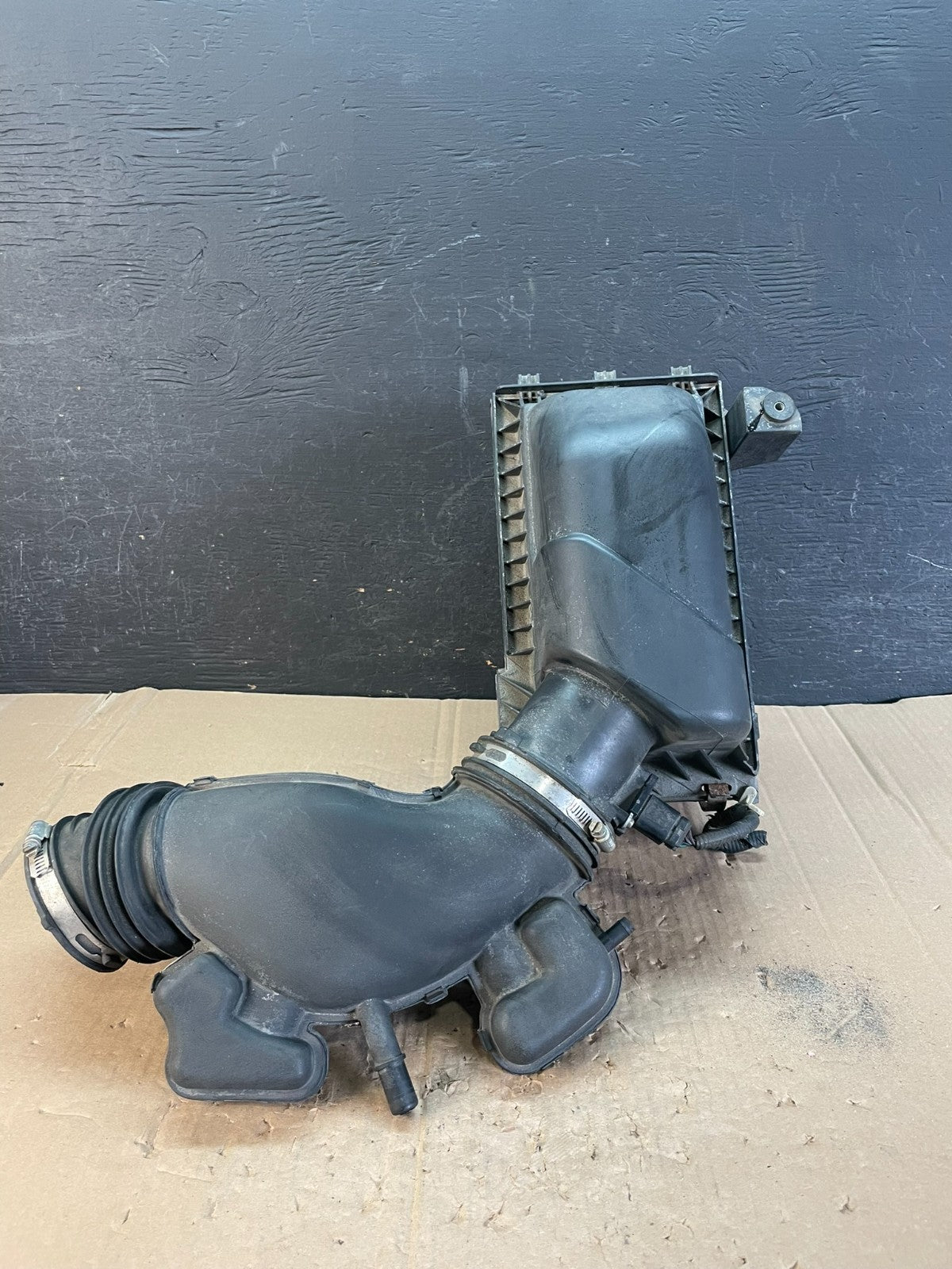 2010 2011 2012 Ford Fusion 3.5L Air Filter Cleaner Housing Box AD8266 DG0