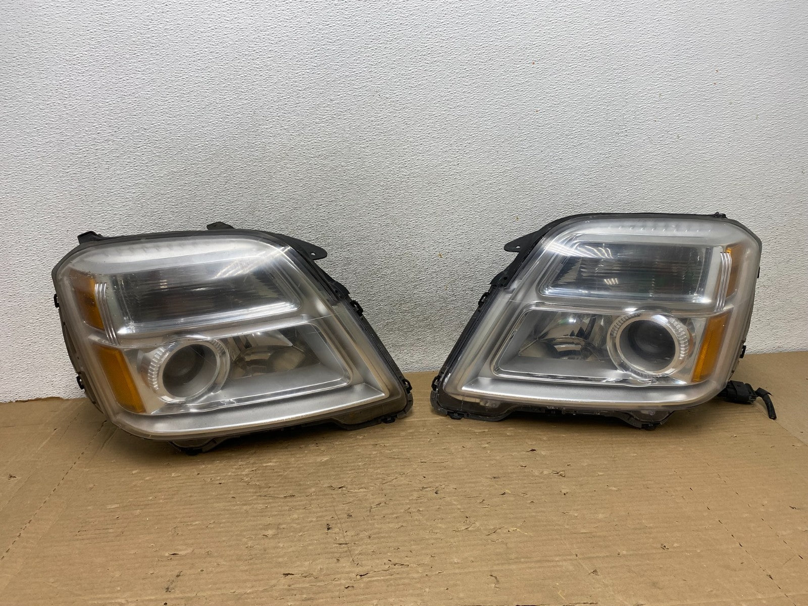 2010 to 2015 GMC Terrain Halogen Left+Right Side Headlights AG8271 DW0