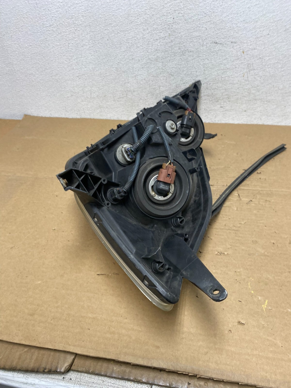 2004-2005 Toyota Sienna Right Passenger Halogen Headlight AD3963 DW7
