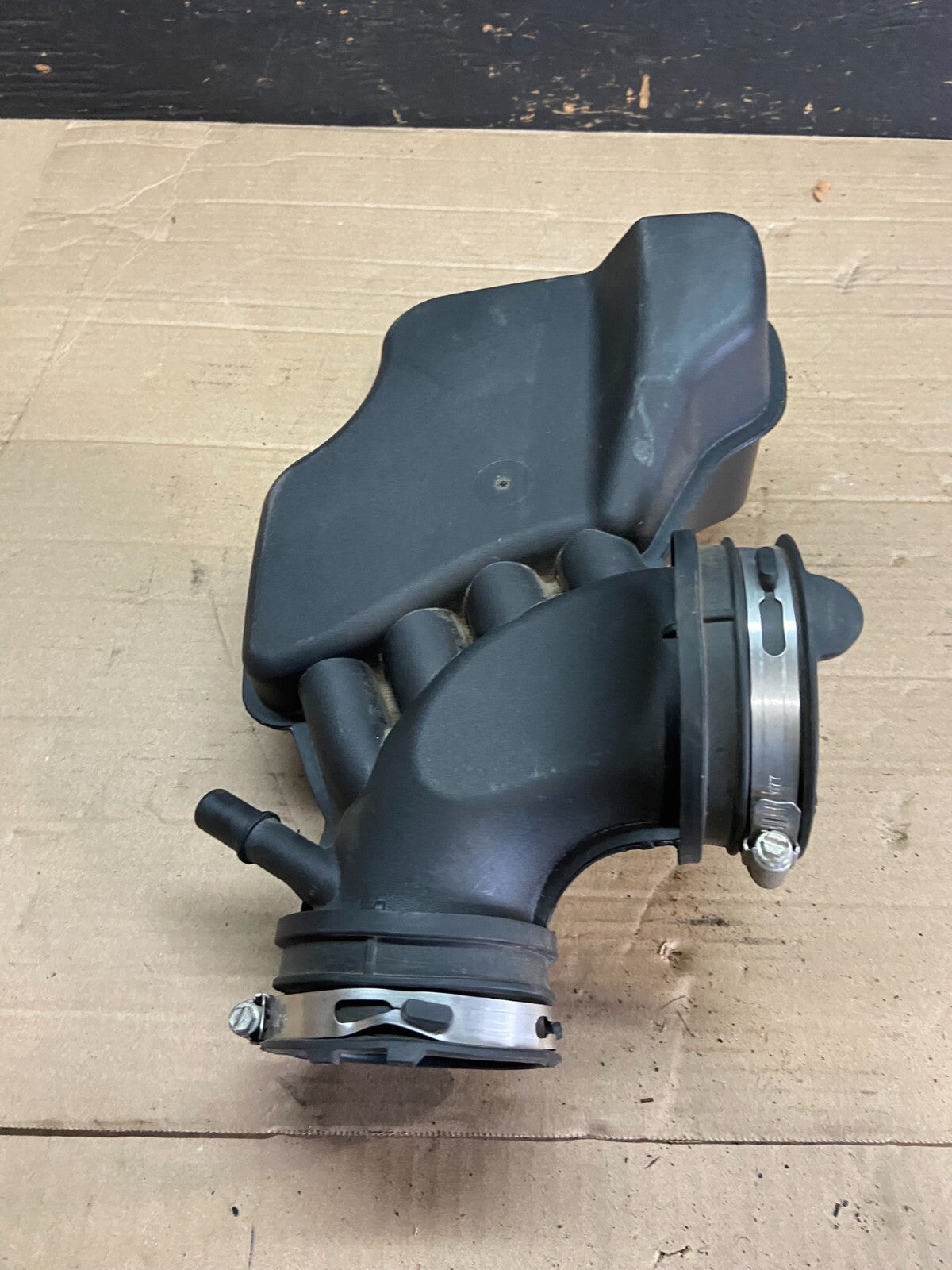2020 to 2022 Ford Explorer OEM Air Right Intake Cleaner Inlet OEM O0586 DG0