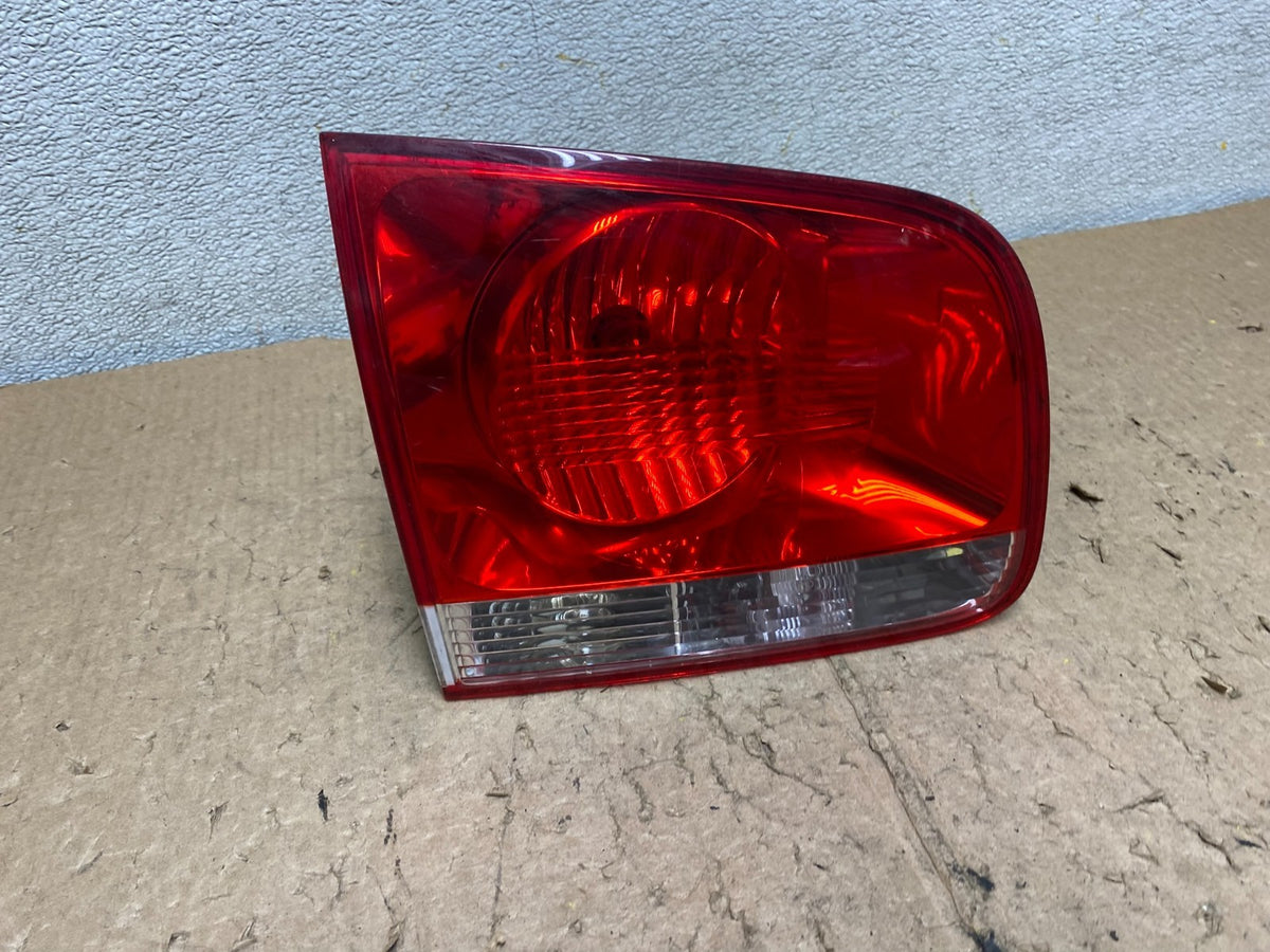 2004-2007 Volkswagen Touareg Lh Driver Left Side Inner Tail Light V4568 DW0