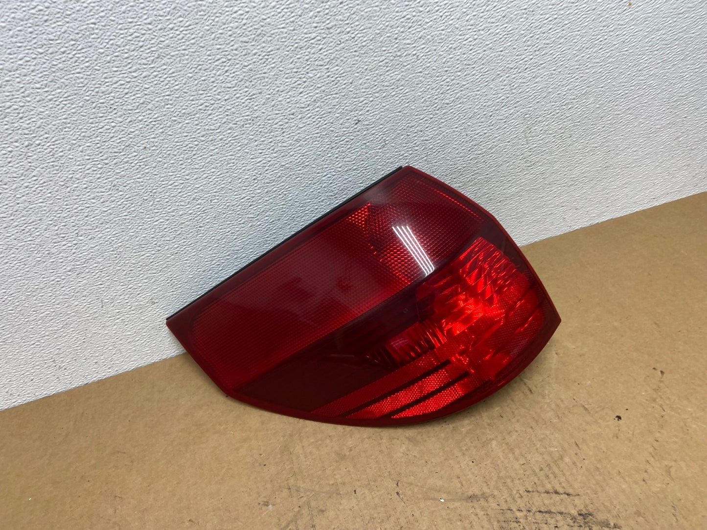 2004 to 2005 Toyota Sienna Left Driver LH Side Tail Light AC2886 LK2