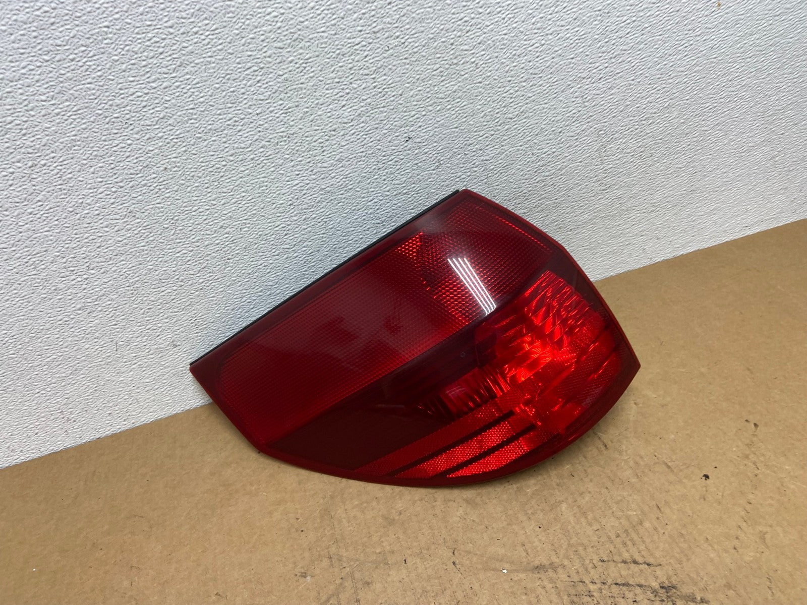 2004 to 2005 Toyota Sienna Left Driver LH Side Tail Light AC2886 LK2