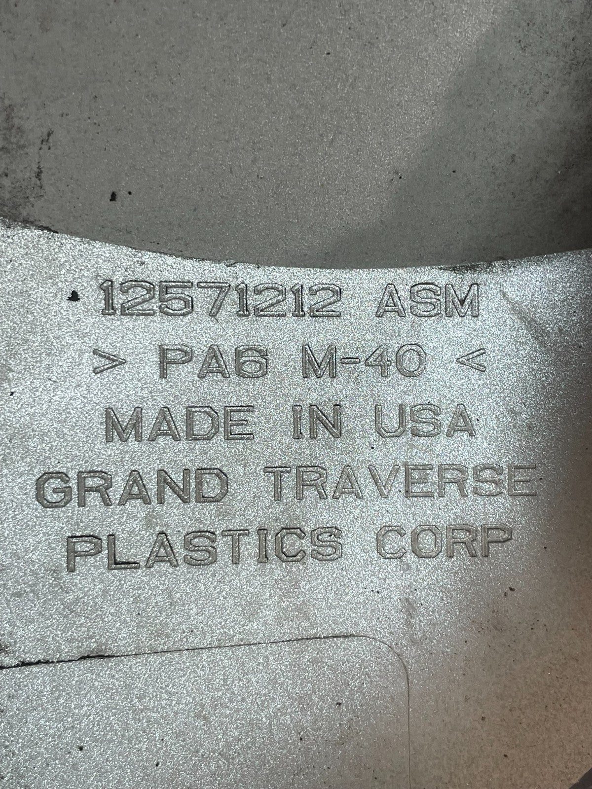 2004 to 2009 Cadillac SRX 4.6L Plastic Engine Cover Shield AE8356 DW4