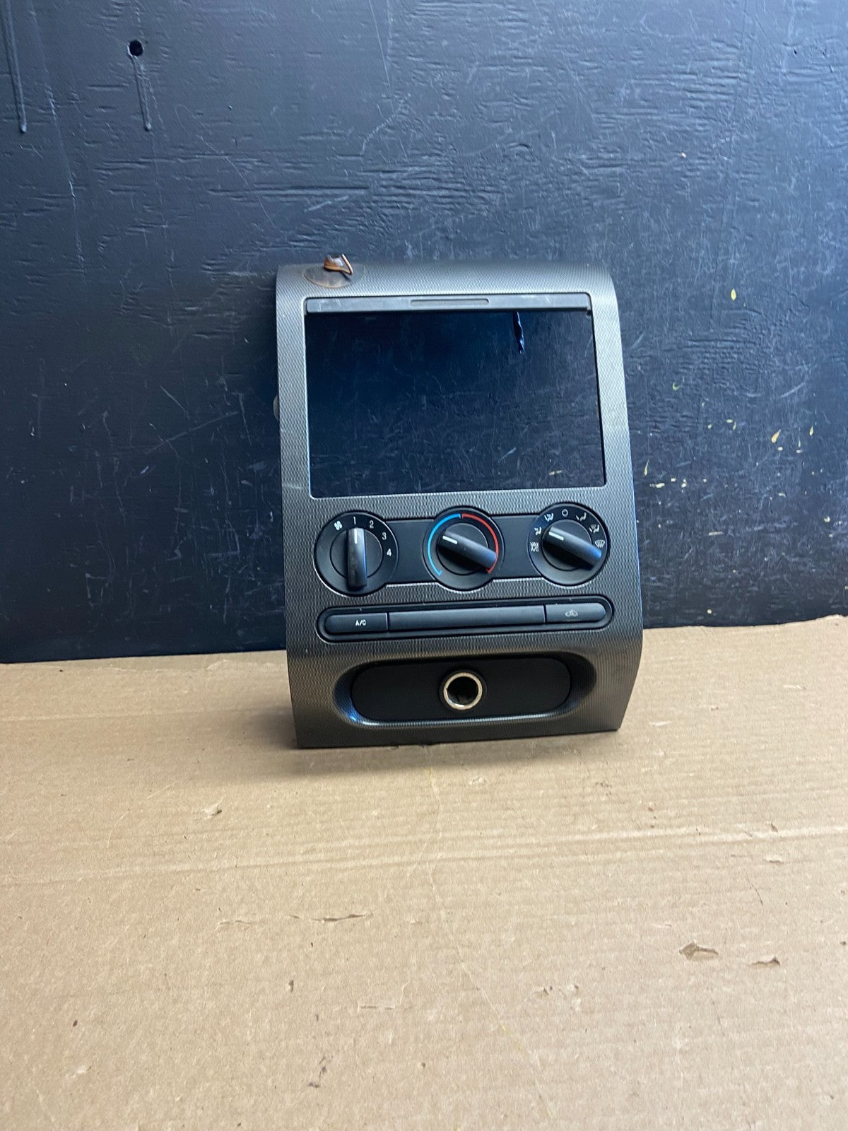 2004 to 2008 Ford F150 Radio Climate Dash Bezel Surround Black af2500 DG0