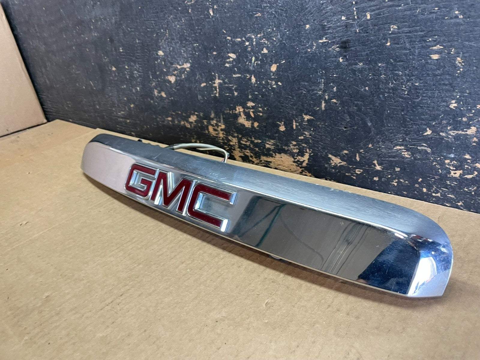 2007-2012 GMC Acadia Chrome Tailgate Rear Finish Molding Back W/Camera AA8961 DG2