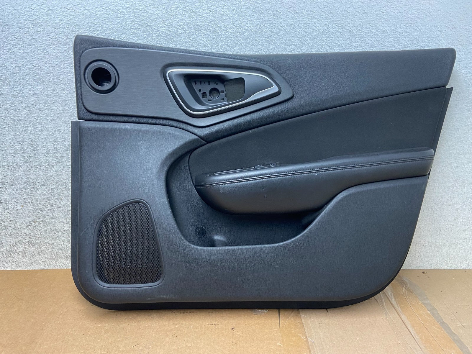 2015 to 2017 Chrysler 200 Front Right Passenger Side Door Panel OEM r4705 DG0