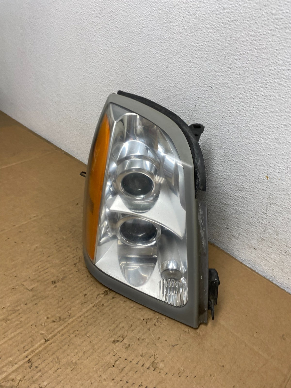 2004 to 2009 Cadillac SRX Right RH Side Xenon Headlight AD1062 DW1