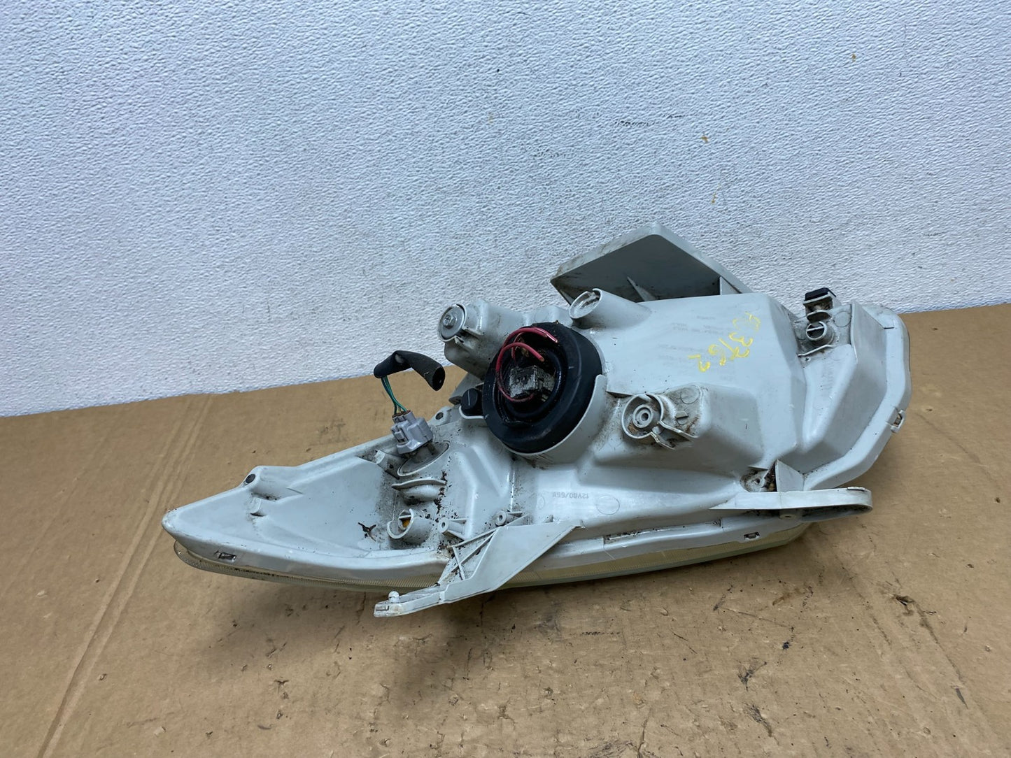 2005 to 2008 Pontiac Vibe Right Passenger RH Side Headlight Halogen AD37625