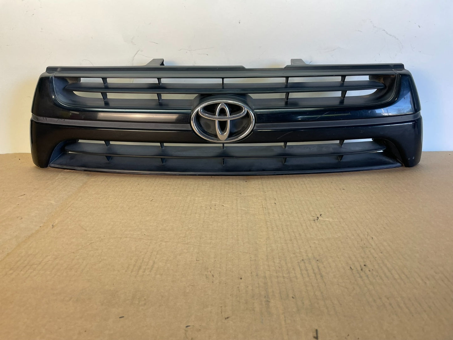2001 to 2002 Toyota 4Runner Front Upper Grill Grille AG3103 DG0