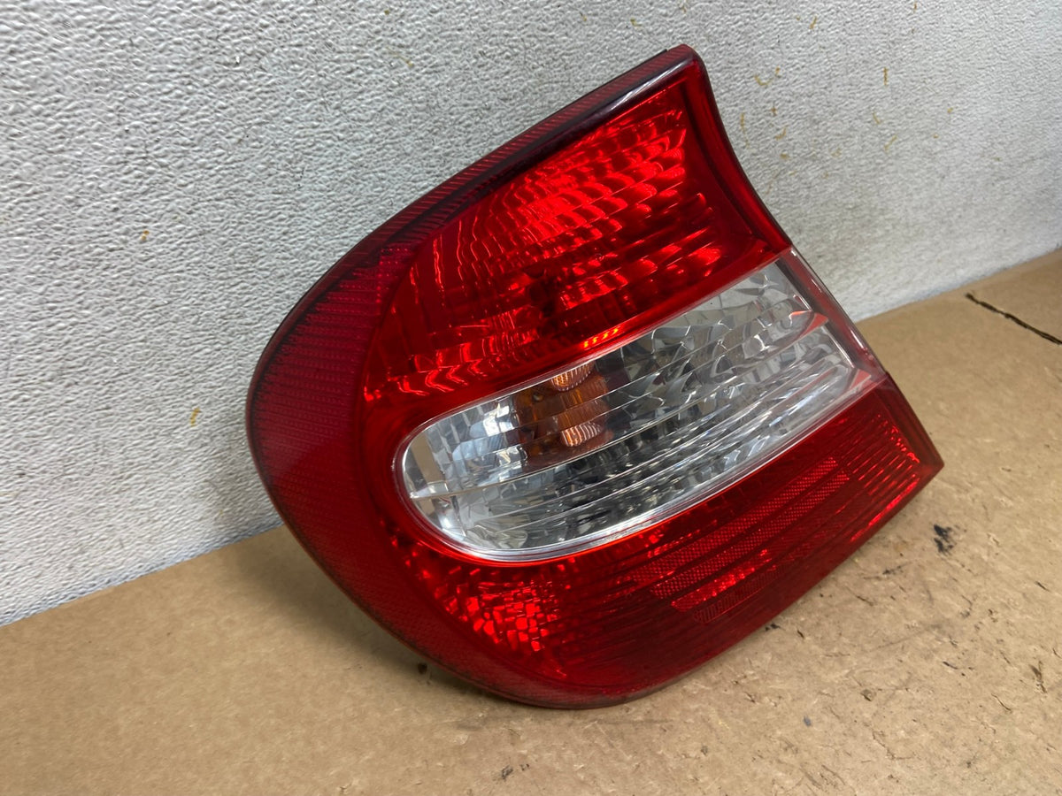 2002 2003 2004 Toyota Camry Left Driver LH Side Tail Light AI3675 LK2
