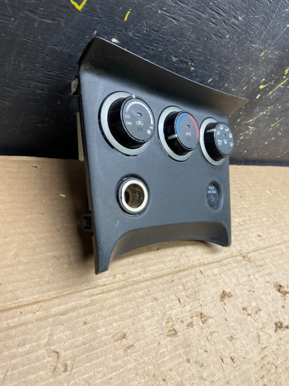 2011 to 2015 Nissan Rogue Heater Temperature AC Climate Control OEM W2027 DG2