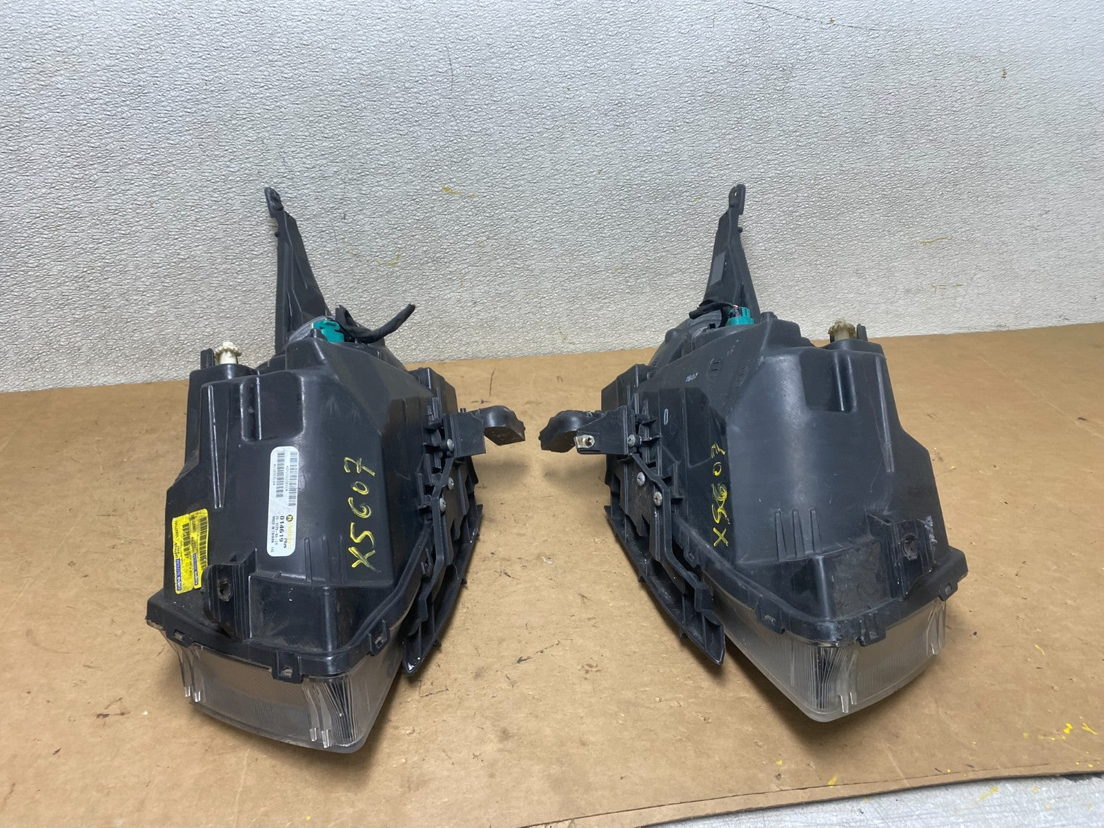 2011 to 2015 Chevrolet Cruze Halogen Left+Right Set Headlights X5607 DW14
