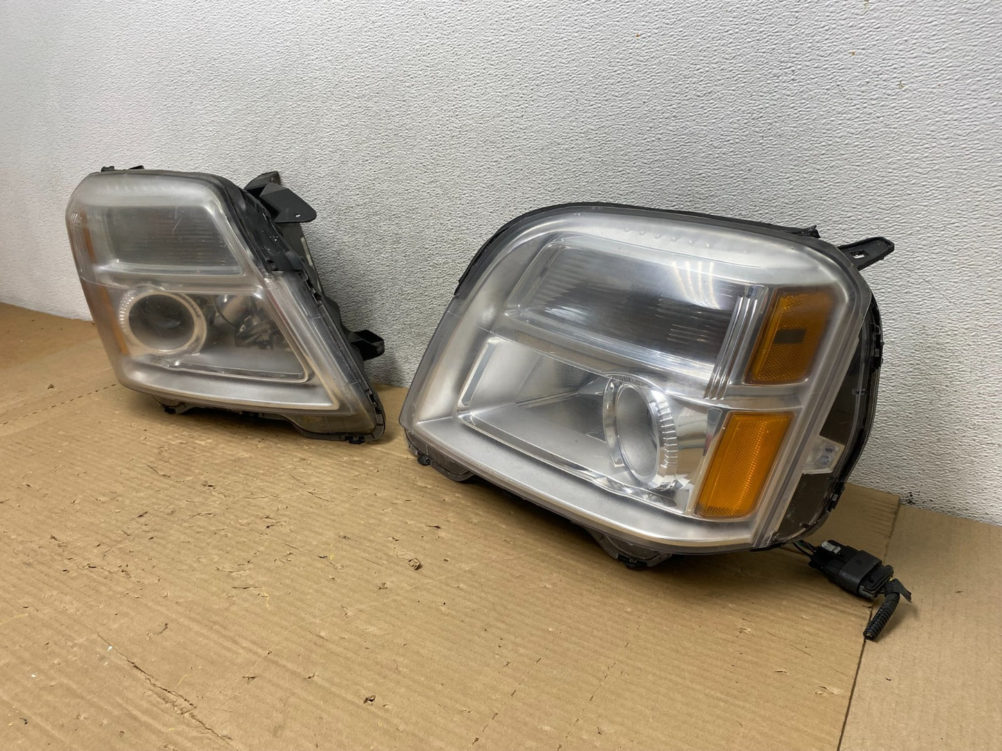 2010 to 2015 GMC Terrain Halogen Left+Right Side Headlights AG8271 DW2