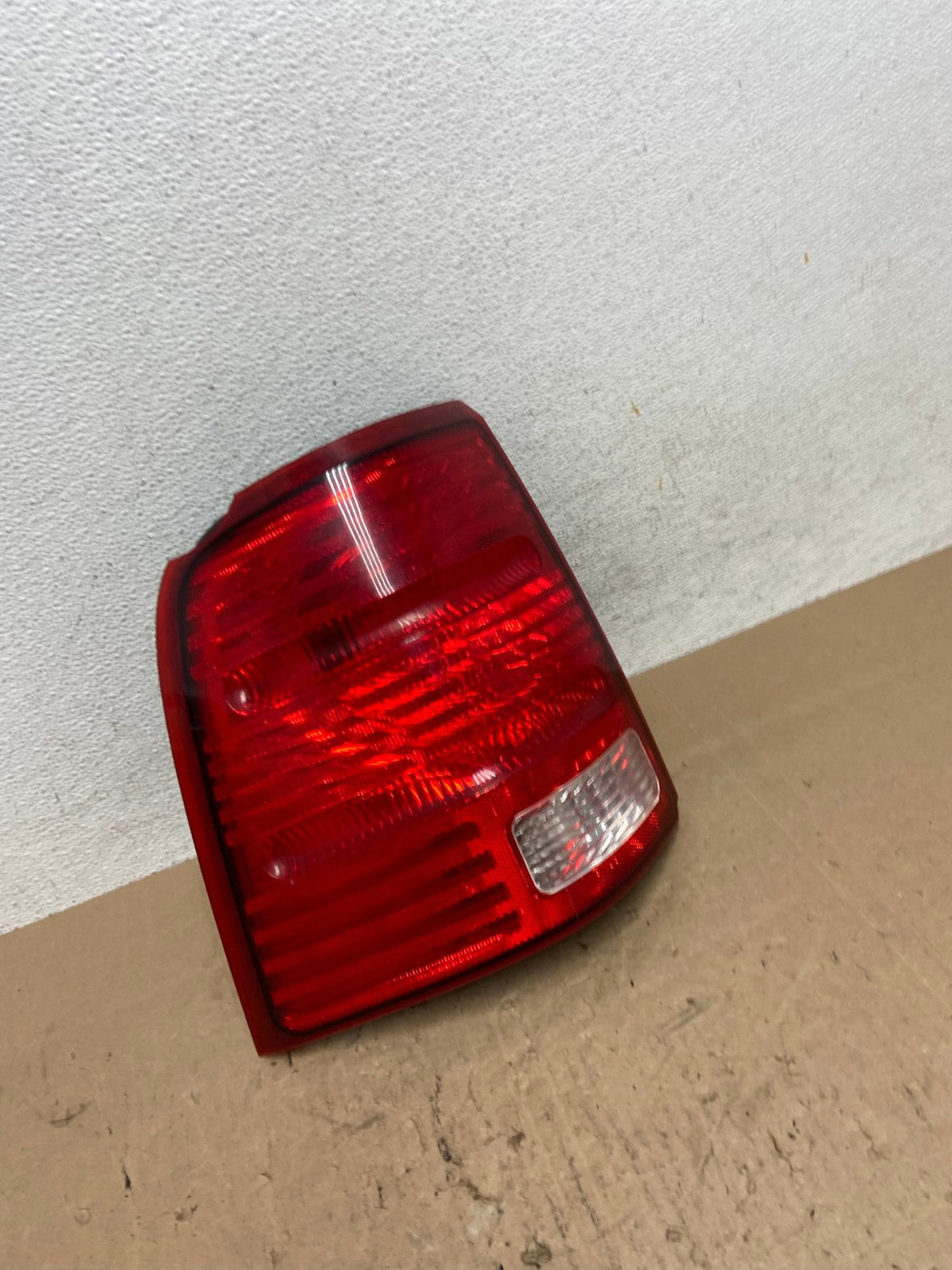 2002 to 2005 Ford Explorer Left Driver Lh Side Tail light AE6524 LK2