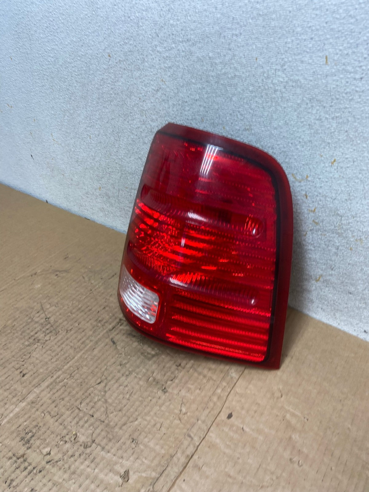 2002 to 2005 Ford Explorer Right Passenger Rh Side Tail light AI6863 LK1