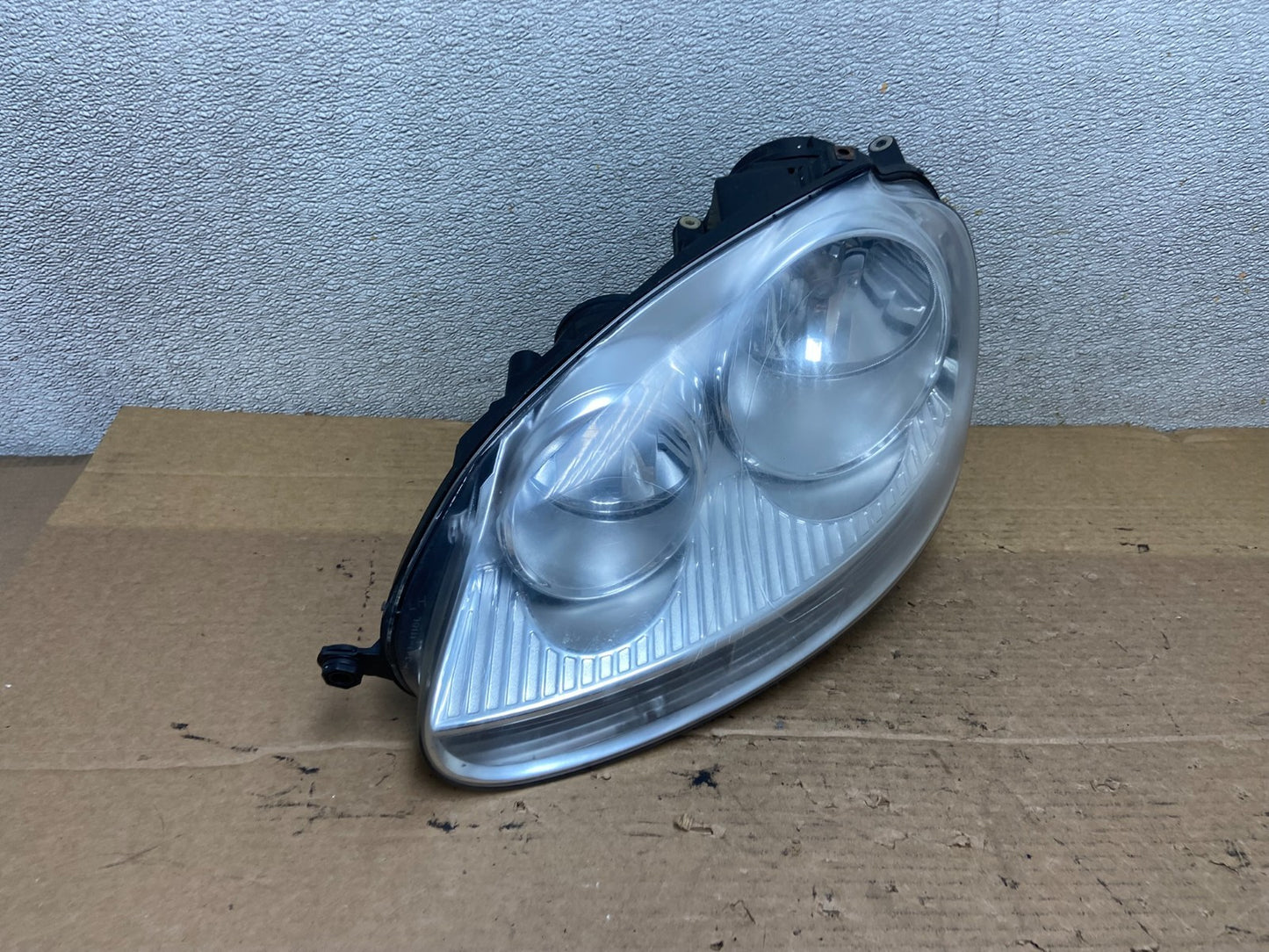 2005 to 2010 Volkswagen Jetta Left Driver LH Side Headlight Halogen AB3342 DW2