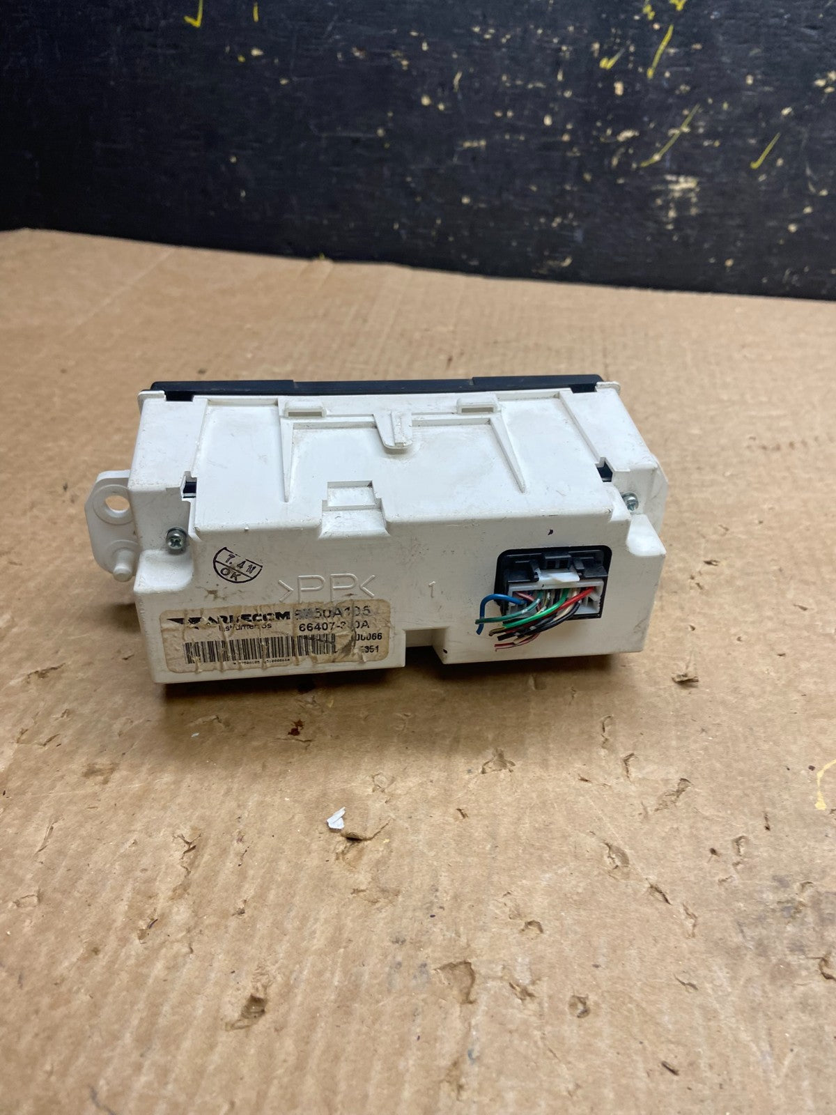 2007 to 2011 Mitsubishi Endeavor Dash Information Display Screen Clock  Z4228 DG3