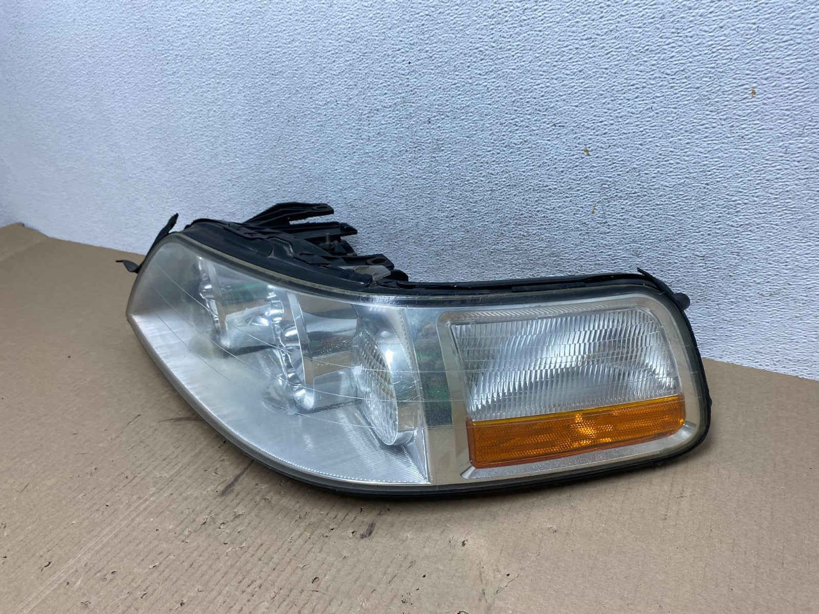 2005 to 2011 Lincoln Town Car Left Driver LH Side Headlight AE7025 DW1