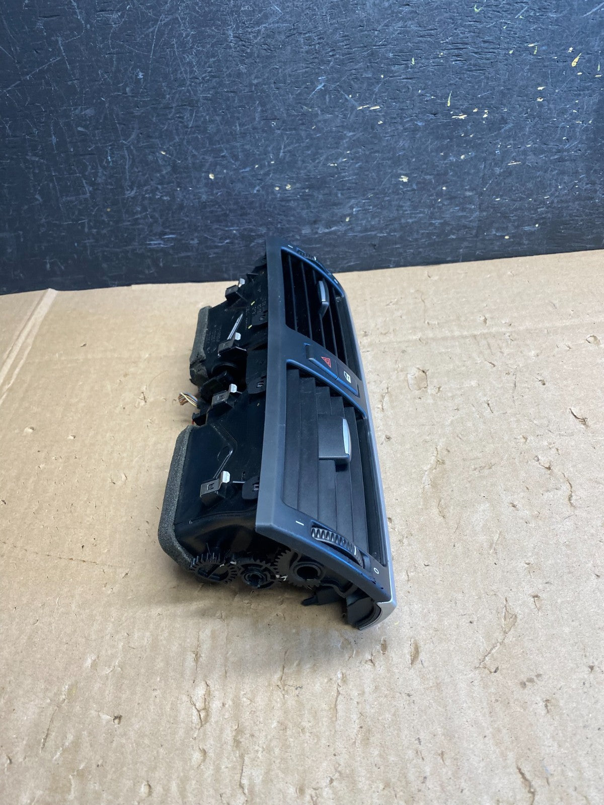 2007 to 2013 BMW X5 X6 Center Console Dash Air Vent AJ1303 DW1
