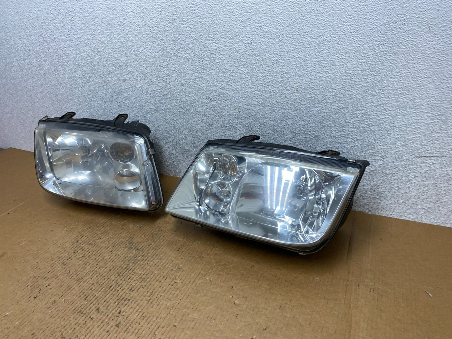 2002 to 2004 Volkswagen Jetta Left+Right Headlights AE0605 DW1