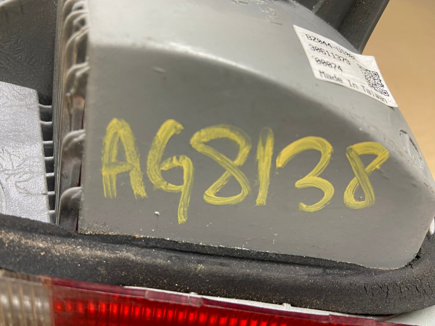 2000-2002 Mercedes-Benz E-Class E430 E320 Left Driver LH Tail Light AG8138 LK6