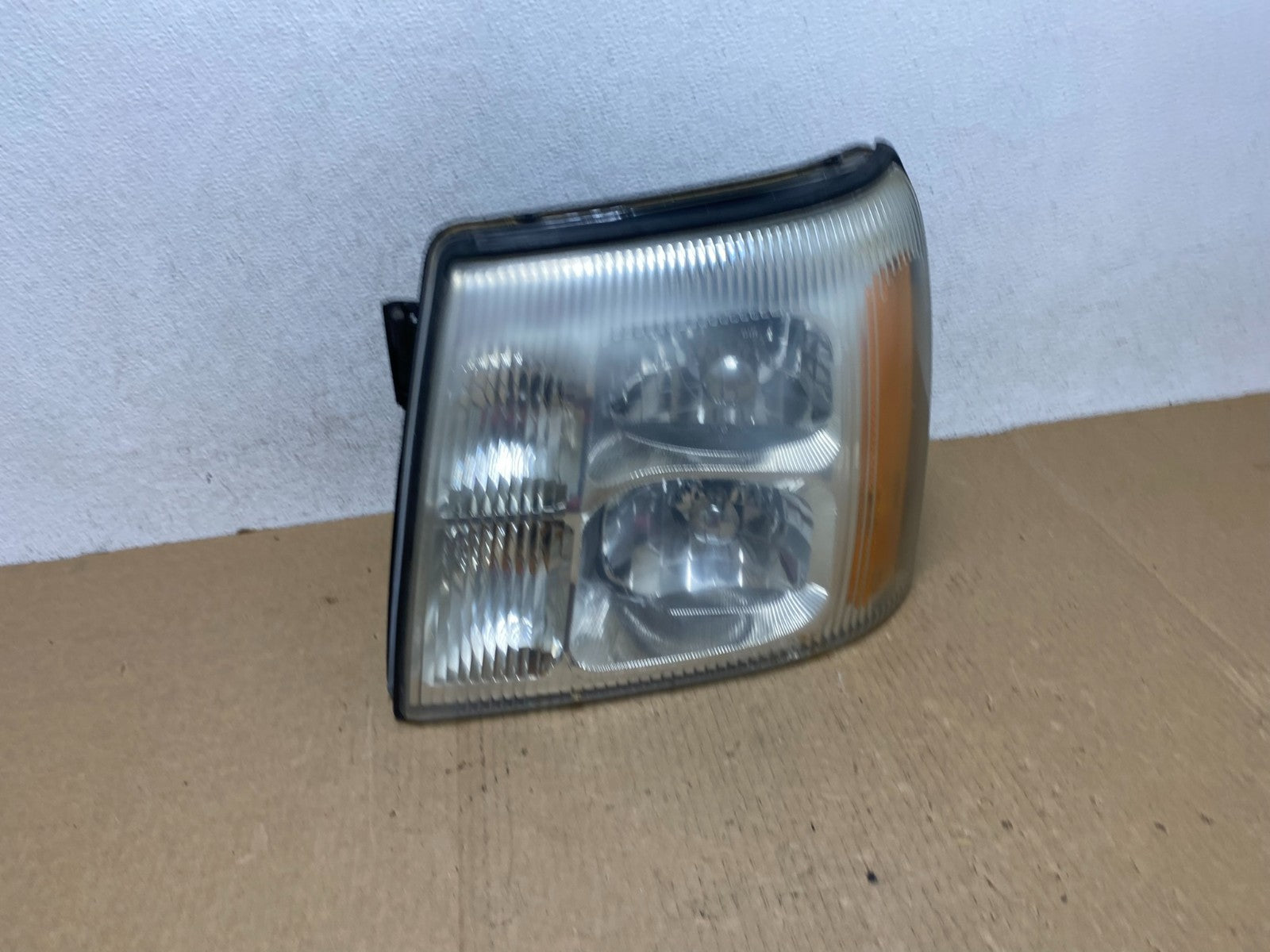 2002 to 2006 Cadillac Escalade Left Driver Lh Xenon HID Headlight AF9666 DW0