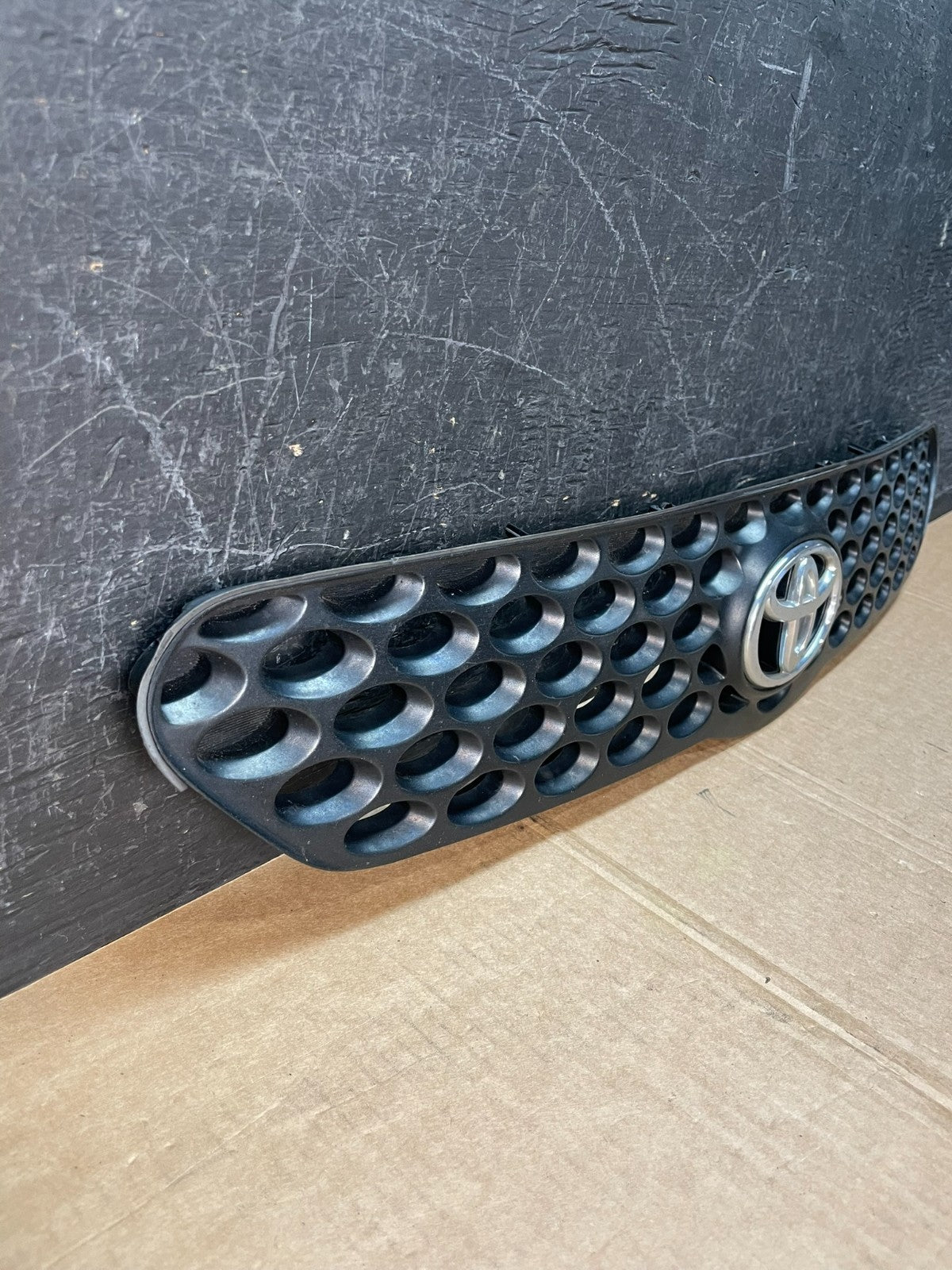2003 to 2004 Toyota Matrix Front Upper Grill Grille AE8449 DG2