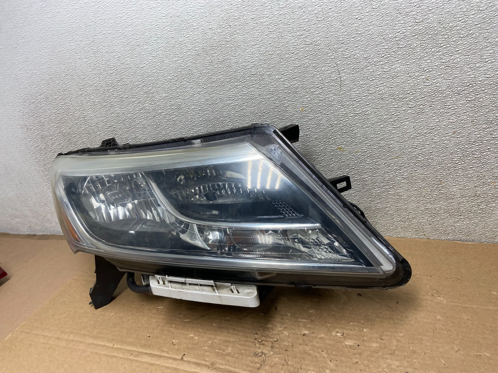 2013 to 2016 Nissan Pathfinder Right Passenger RH Side Headlight OEM AB4612 DW1