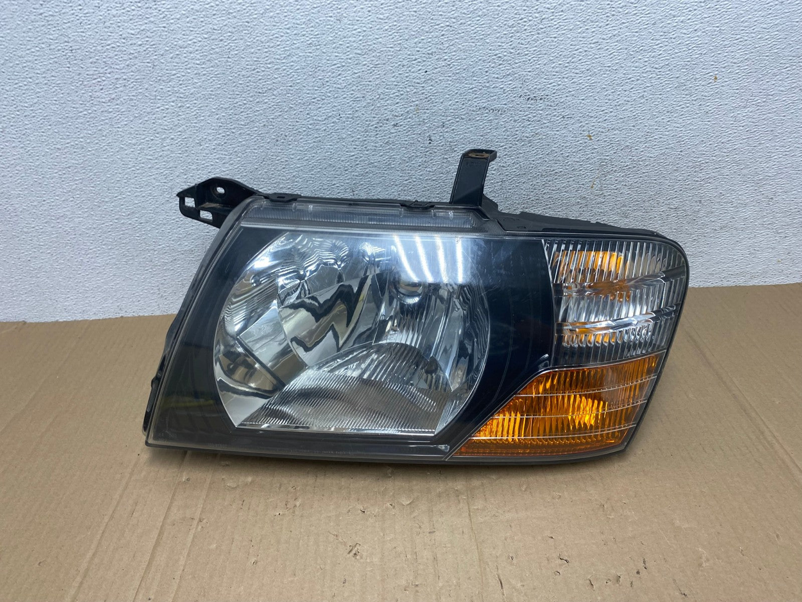 2000 to 2004 Mitsubishi Montero Pajero Left Driver LH Headlight AE8938 LK0