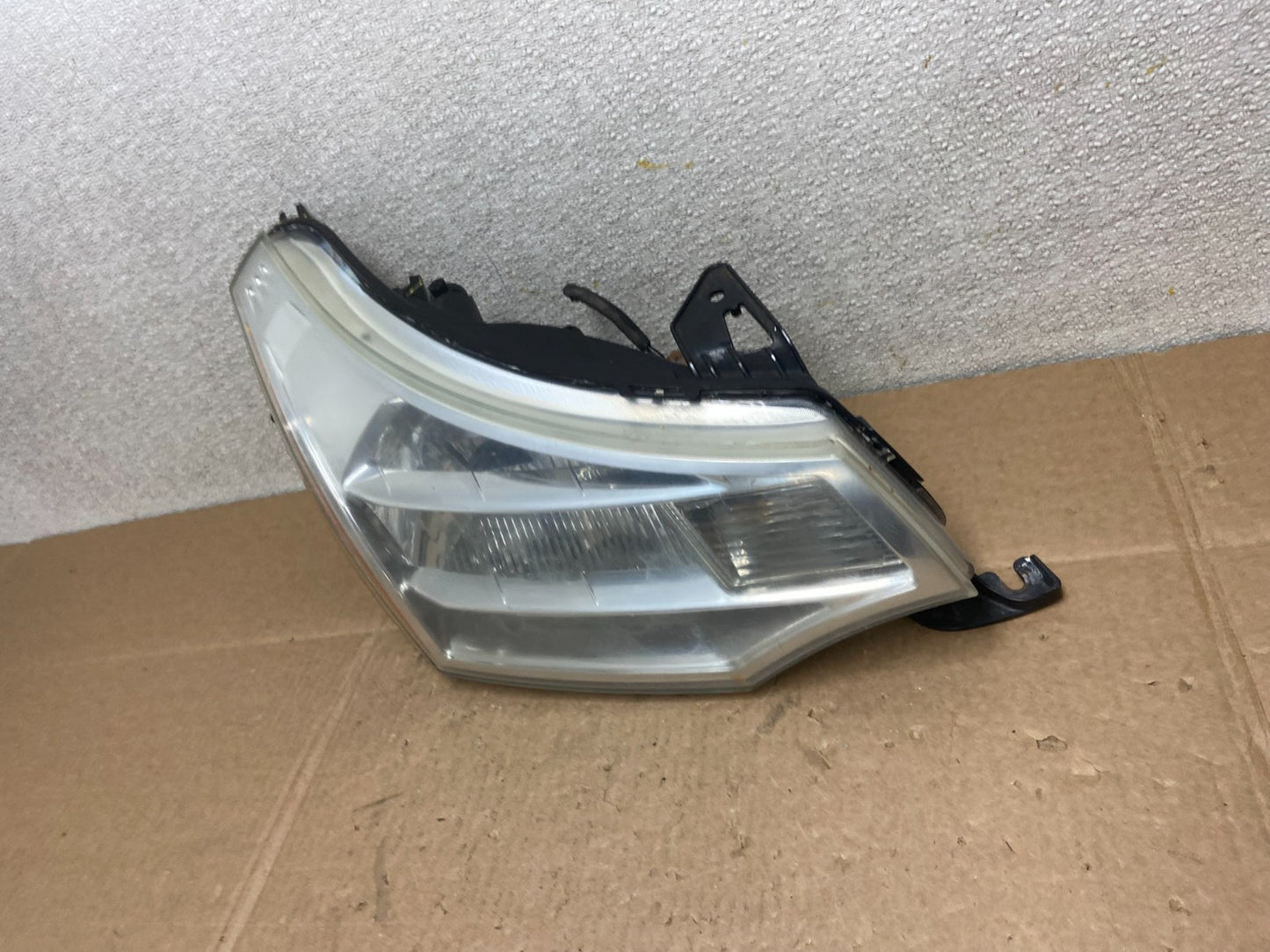 2008 2009 2010 2011 Ford Focus Right Passenger Rh Side Headlight Y8650 DW1
