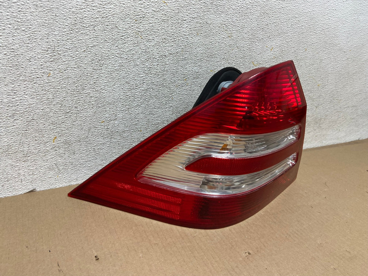 2005-2007 Mercedes-Benz C230 C240 W203 C-Class Left Driver Tail Light AH4359 LK1