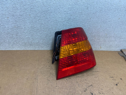 2002 - 2005 BMW 3 E46 Series Right Passenger RH Tail Light Oem R4852 DW2