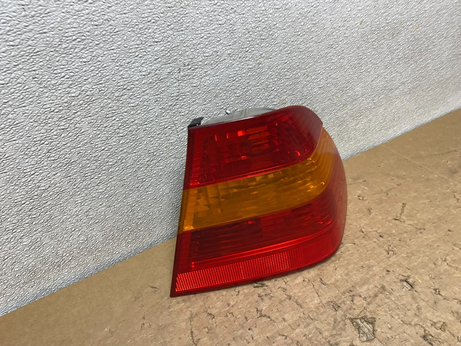 2002 - 2005 BMW 3 E46 Series Right Passenger Tail Light Oem V8357 DW2