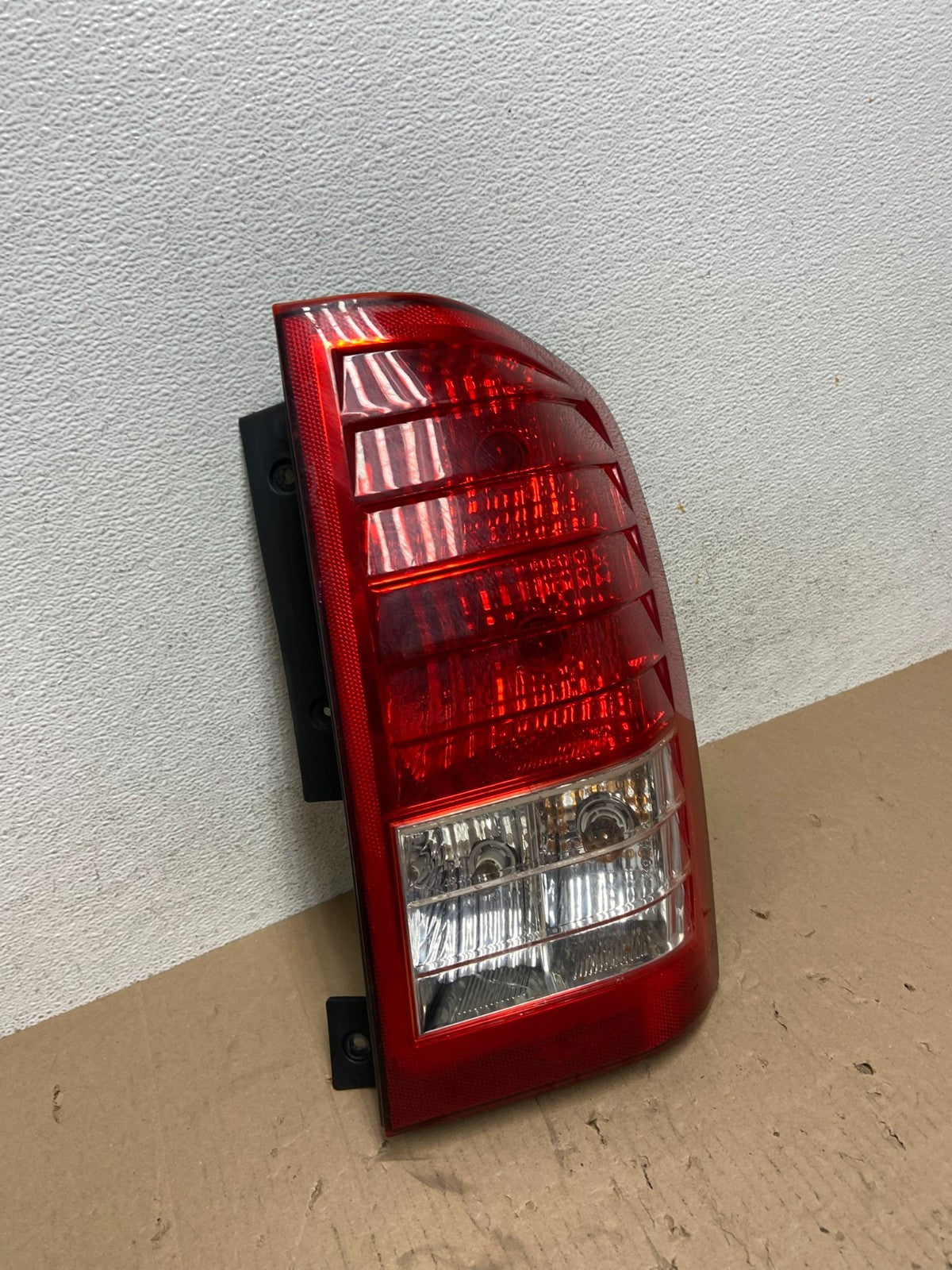 2007 2010 Hyundai Entourage Right Passenger RH Tail Light AE7351 DW2