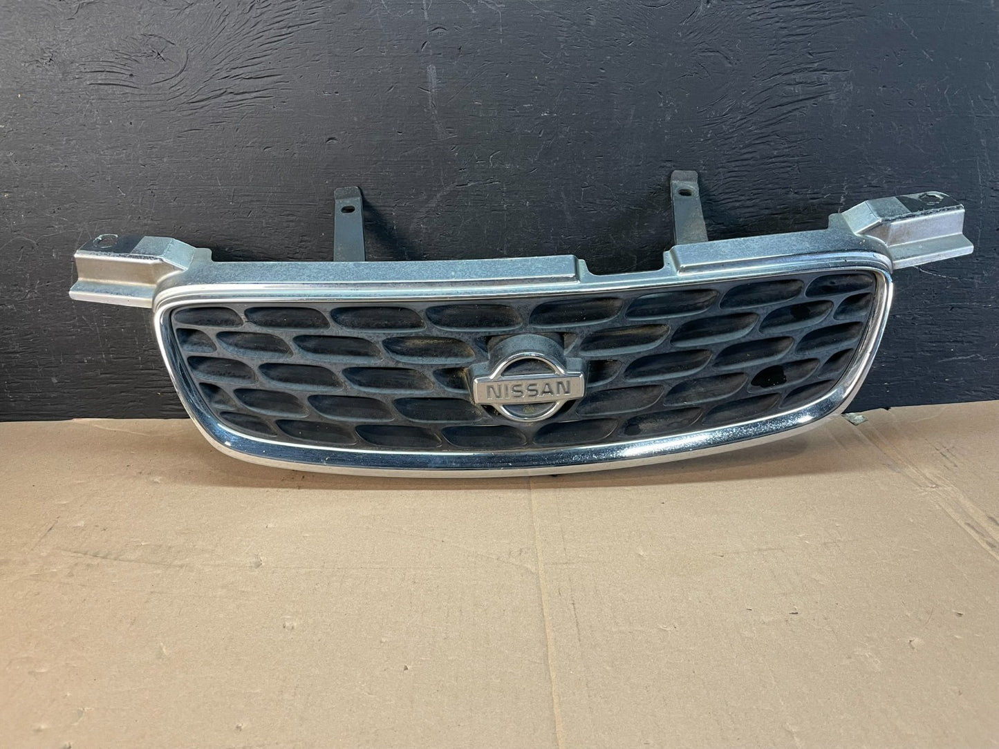 2000 to 2003 Nissan Sentra Front Upper Grill Grille AD8398 DG0