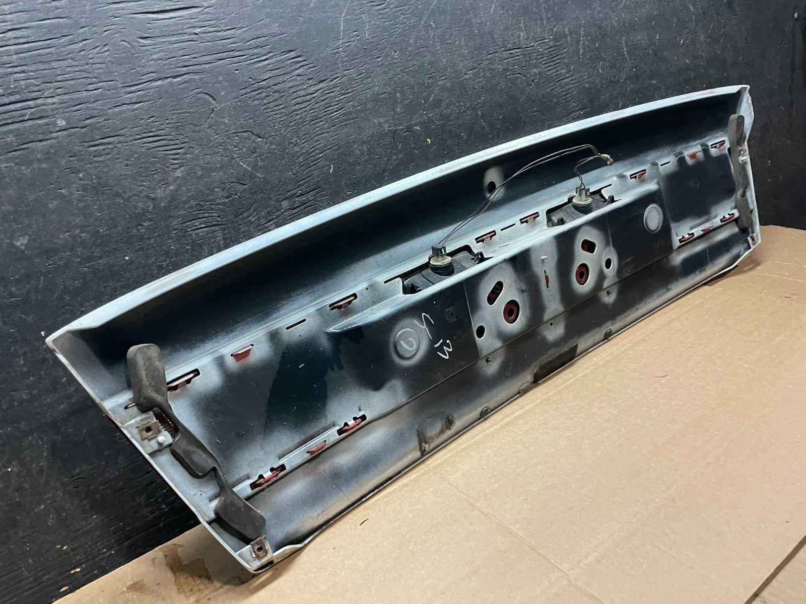 1997 - 1999 Saturn SL2 Sedan Center Tail Light Lid Trunk Rear Panel  Y9250 DG6