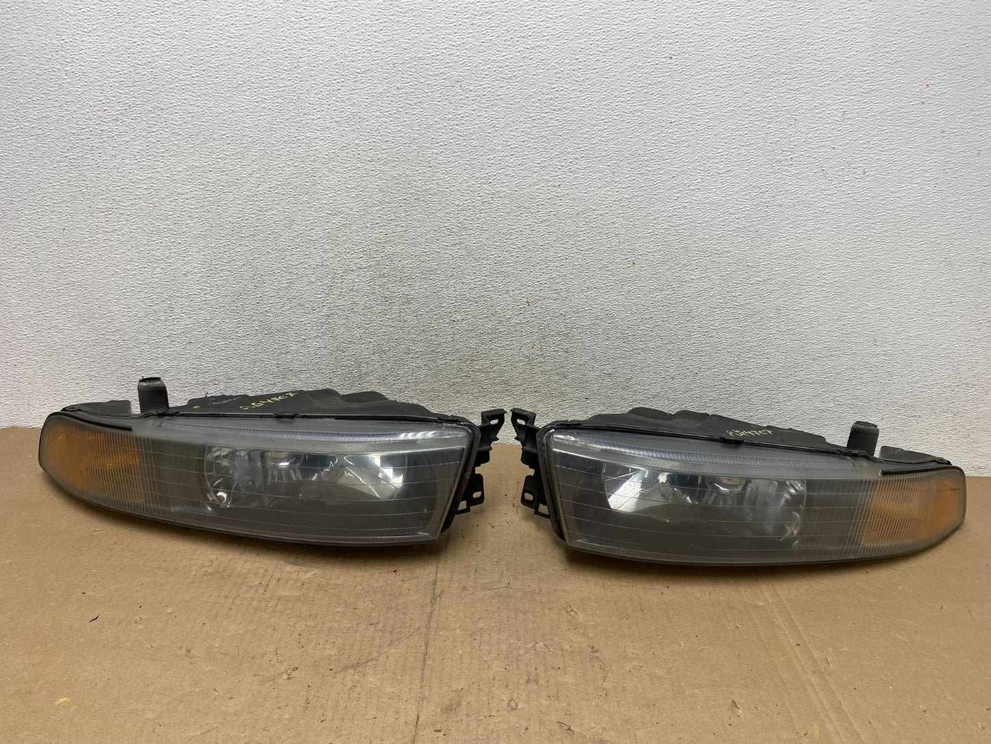 2002 to 2003 Mitsubishi Galant Left+Right Side Headlights AG4707 DW0