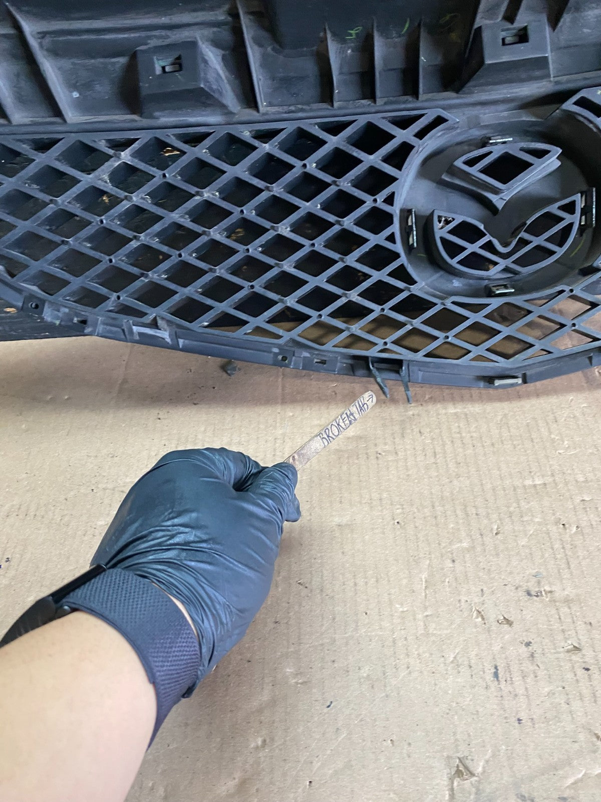 2002 2003 Mazda MPV Front Upper Grille Grill Oem P5955  DG13