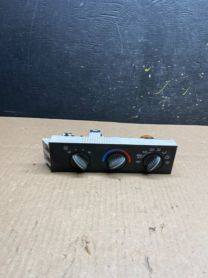 2001 - 2007 Chevy Express 1500 Climate Control A/C  Panel T4493 DG0