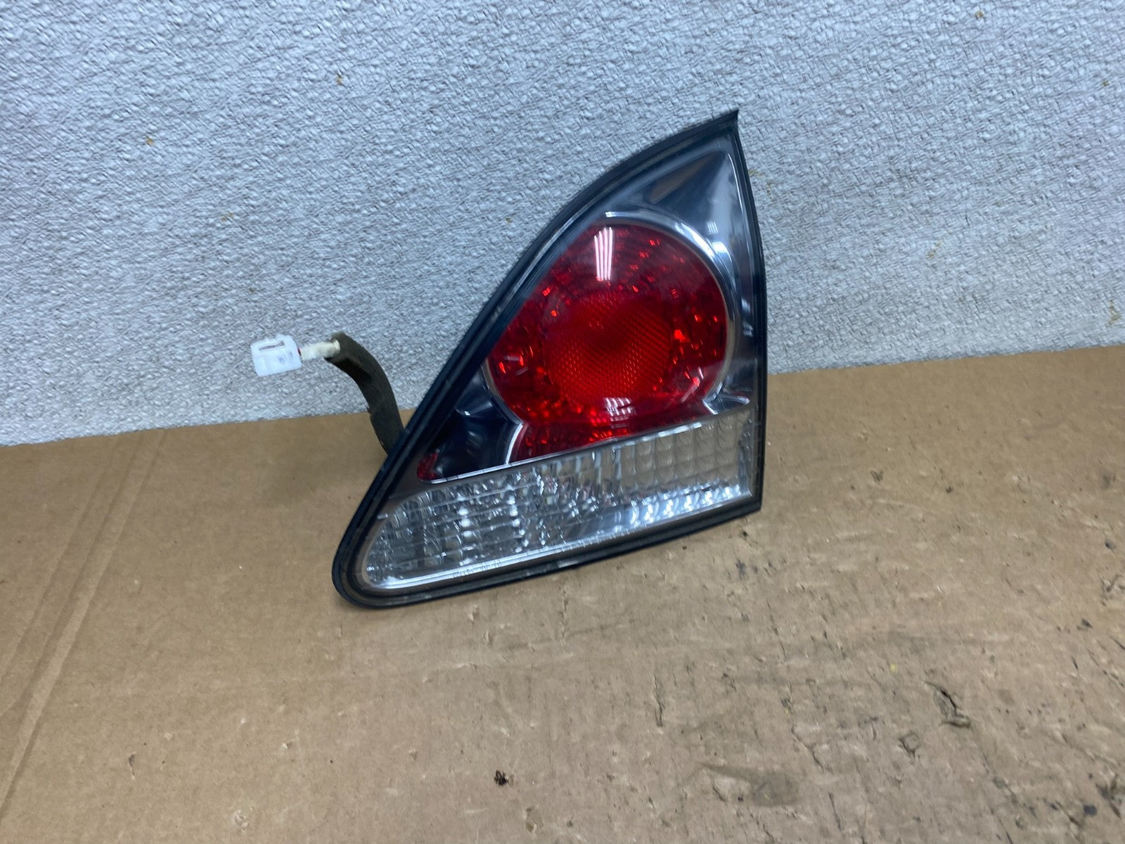 2000-2003 Lexus RX300 Right Passenger Side Rear Inner Tail Light Oem V5673 DW0