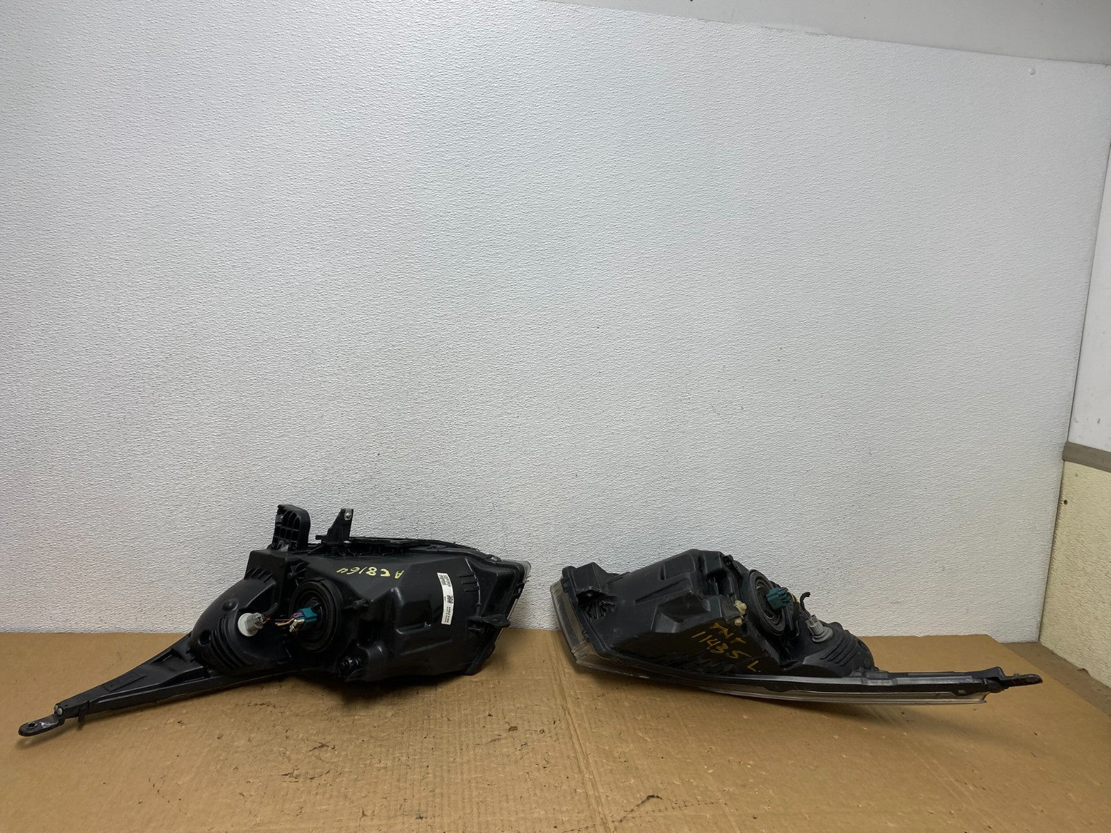 2011 to 2015 Chevrolet Cruze Halogen Left+Right Set Headlights AC8164 DW8